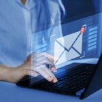 Mantenere attiva l’email aziendale dopo la cessazione del rapporto di lavoro per garantire la continuità operativa viola la privacy dell’ex dipendente