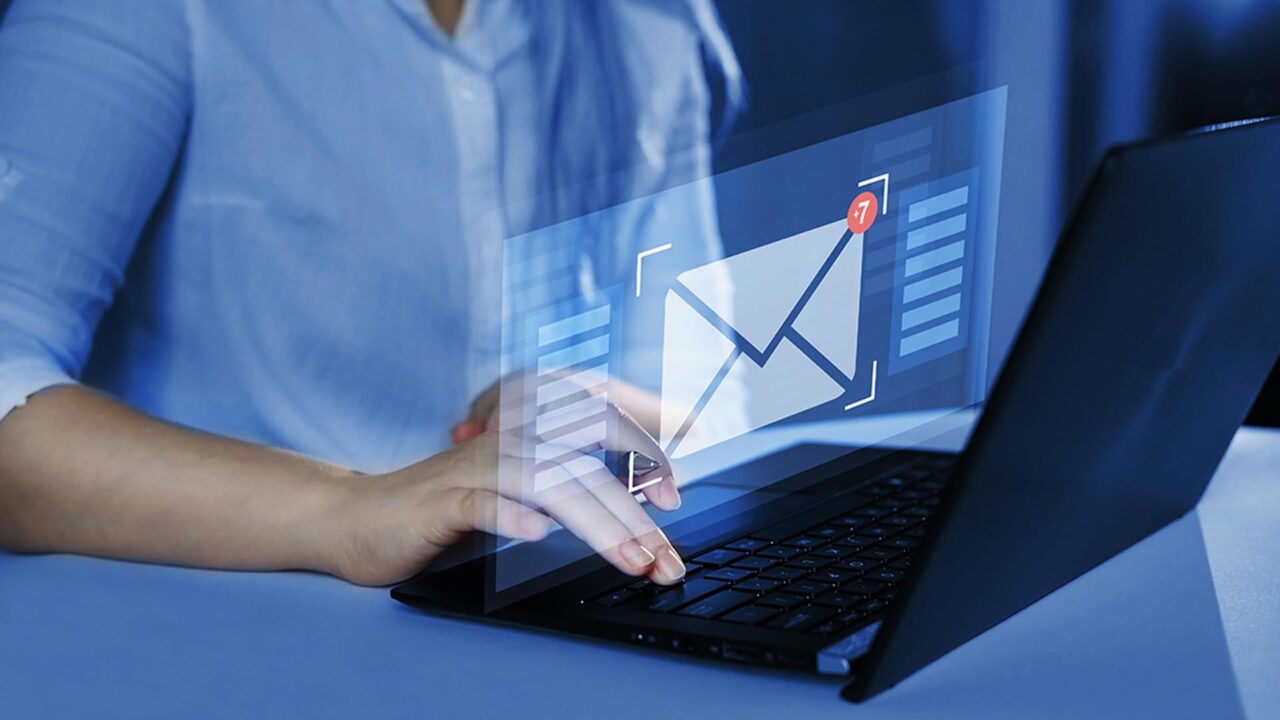 Mantenere attiva l’email aziendale dopo la cessazione del rapporto di lavoro per garantire la continuità operativa viola la privacy dell’ex dipendente