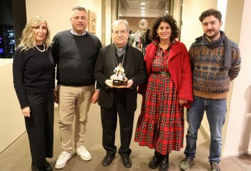 RAVAGLIA 12/12/2024 CESENA CONFARTIGIANATO LA MESSA DI NATALE CELEBRATA DAL VESCOVO DOUGLAS REGATTIERI nella foto la statuina del presepe donata da Confartigianato e Coldiretti